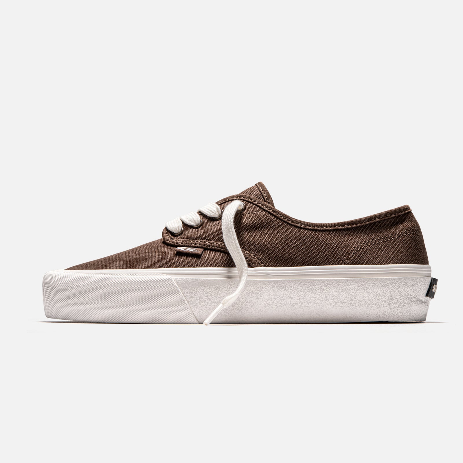 STRAYE Gower Brown – side view low-top skate sneaker