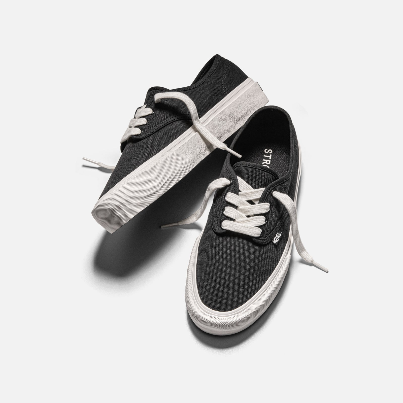 STRAYE Gower Graphite – side view low-top skate sneaker