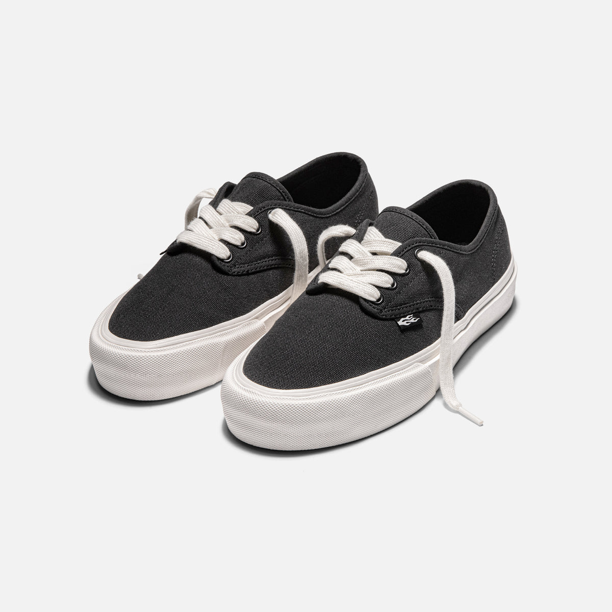 STRAYE Gower Graphite – front angled view skate sneaker