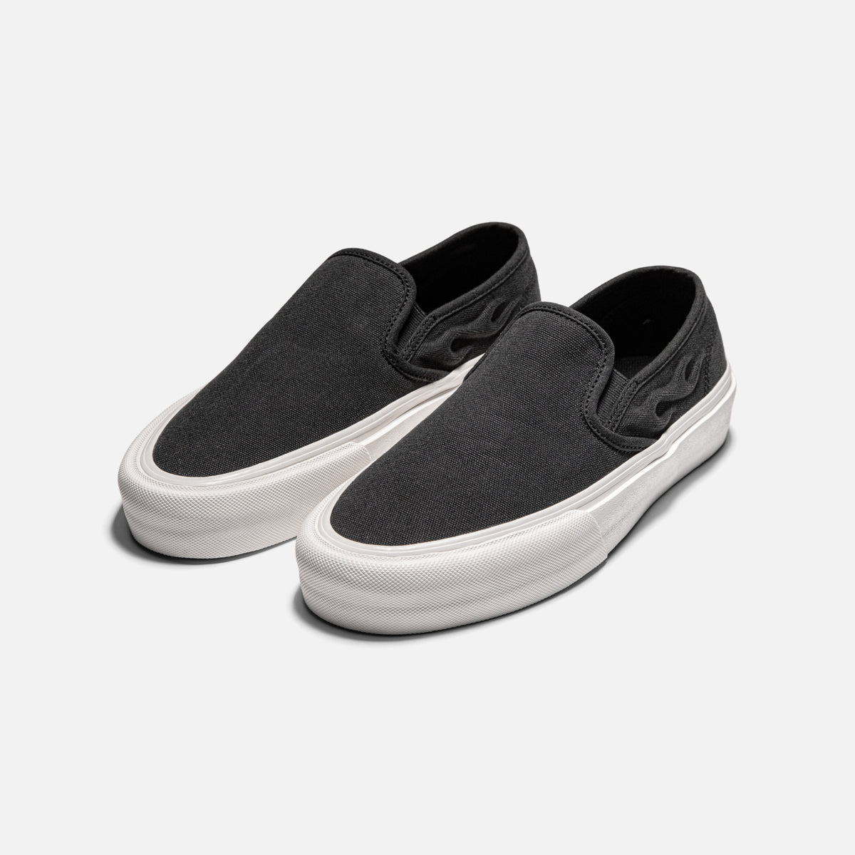 STRAYE Lenox Carbon Bevel – front angled view skate sneaker