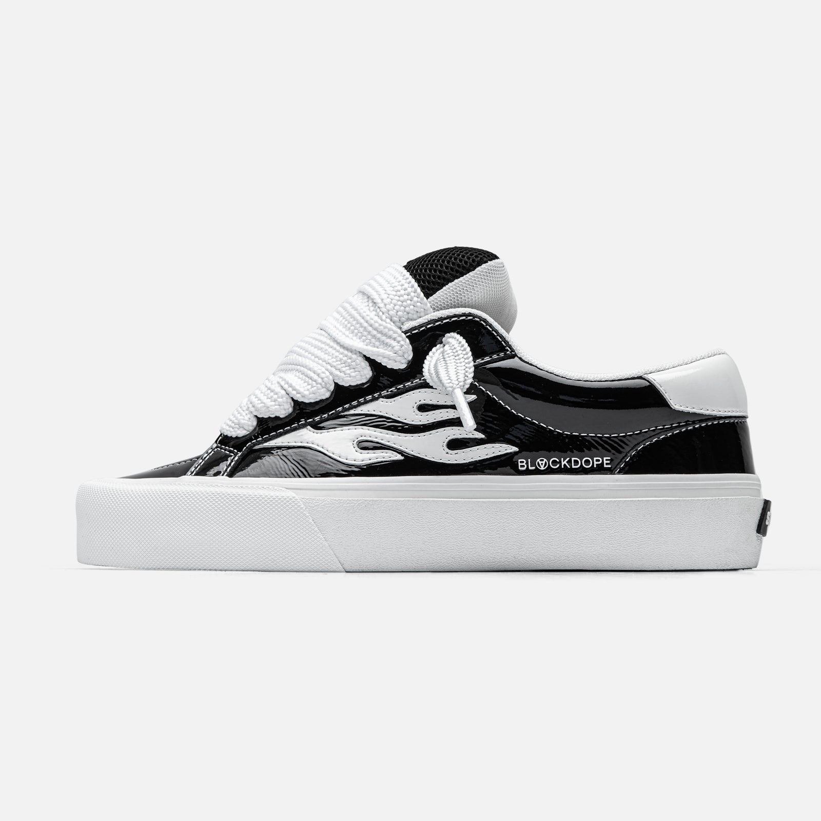 STRAYE Logan Puff Blackdope – side view low-top skate sneaker