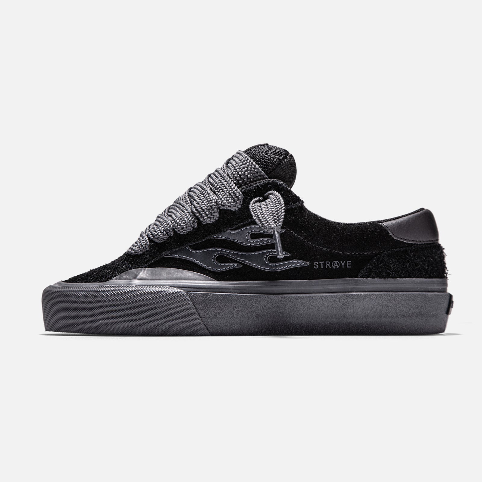 STRAYE Logan Puff Blackout – side view low-top skate sneaker