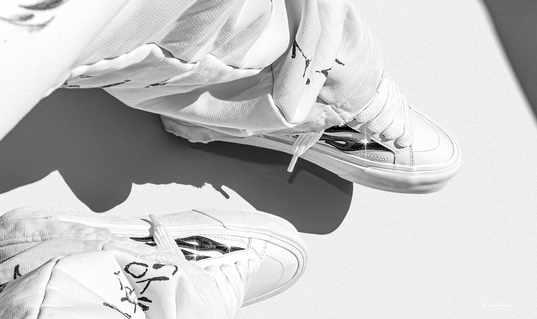 LOGAN PUFF - GLOSSY WHITE