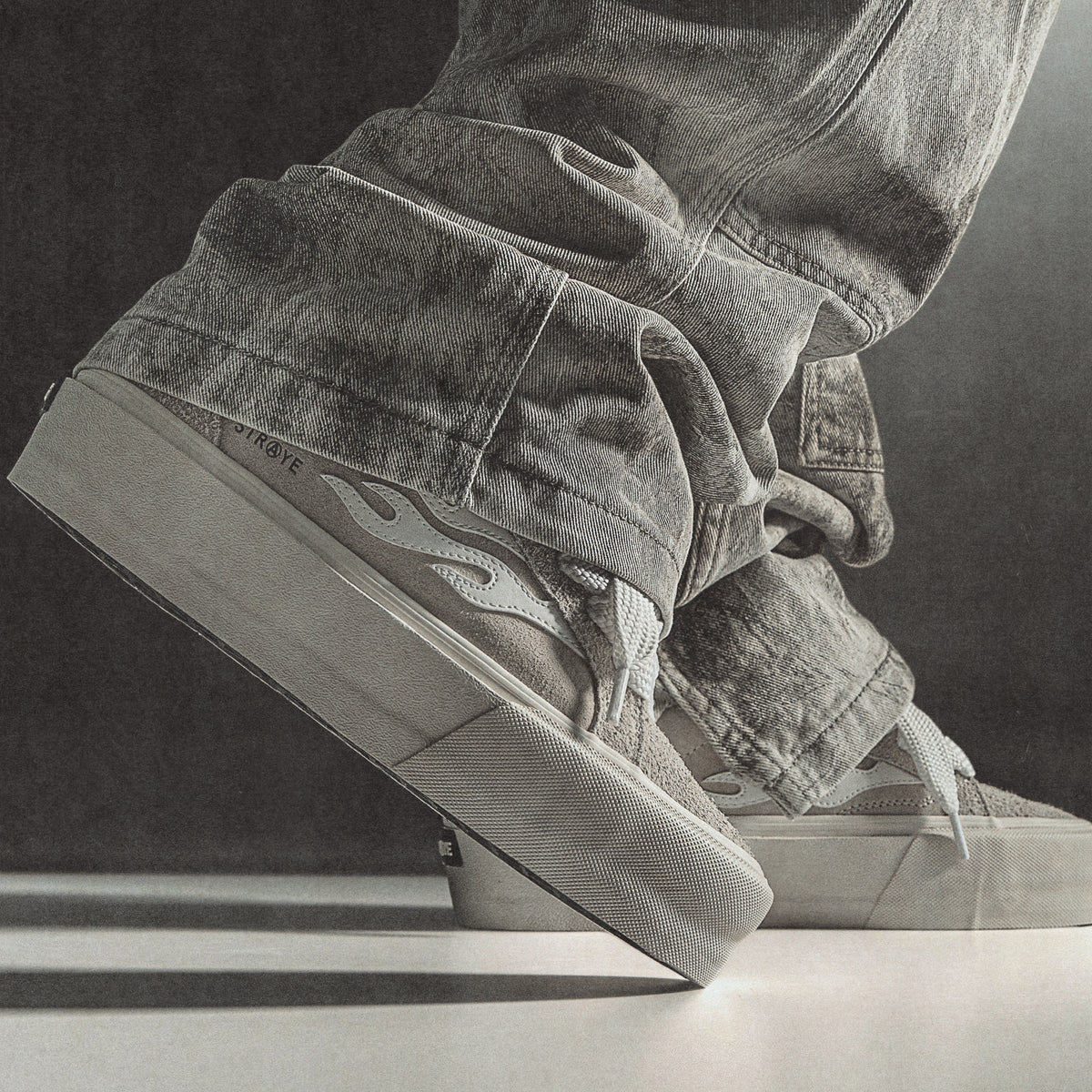LOGAN STOMPER - CREAM | ON BODY
