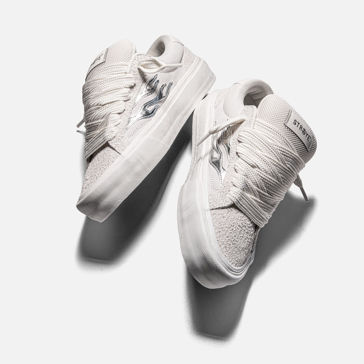 STRAYE Logan Puff Blanco Chrome – freestyle view low-top skate sneaker