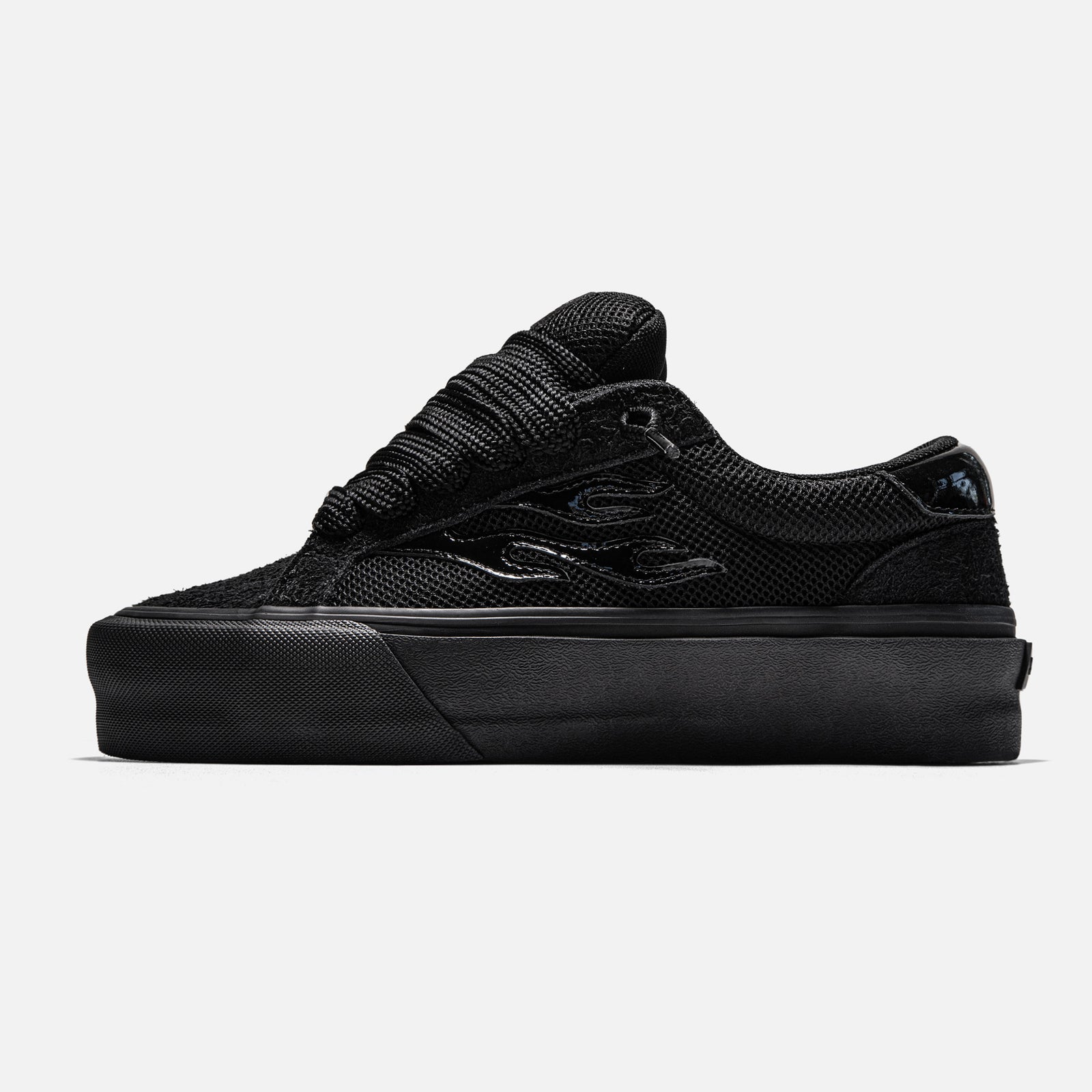 STRAYE Logan Stomper Stealth – side view low-top platform sneaker