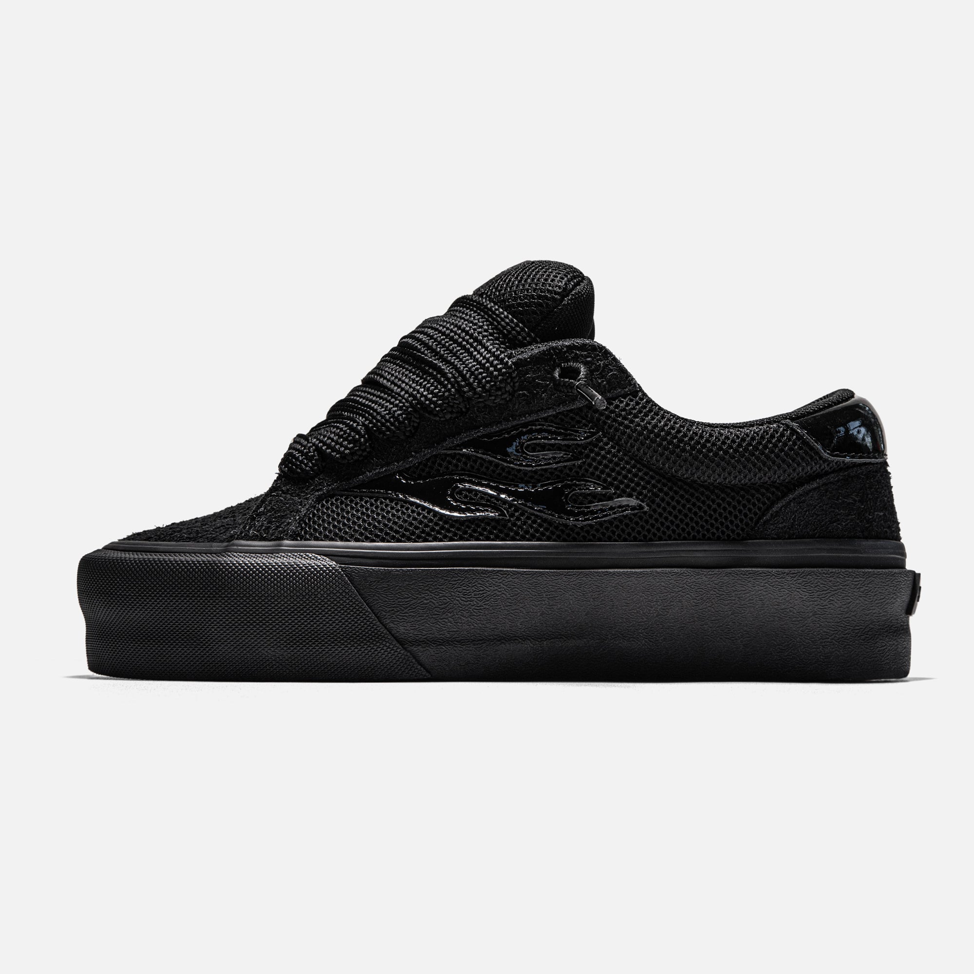 STRAYE Logan Stomper Stealth – side view low-top platform sneaker