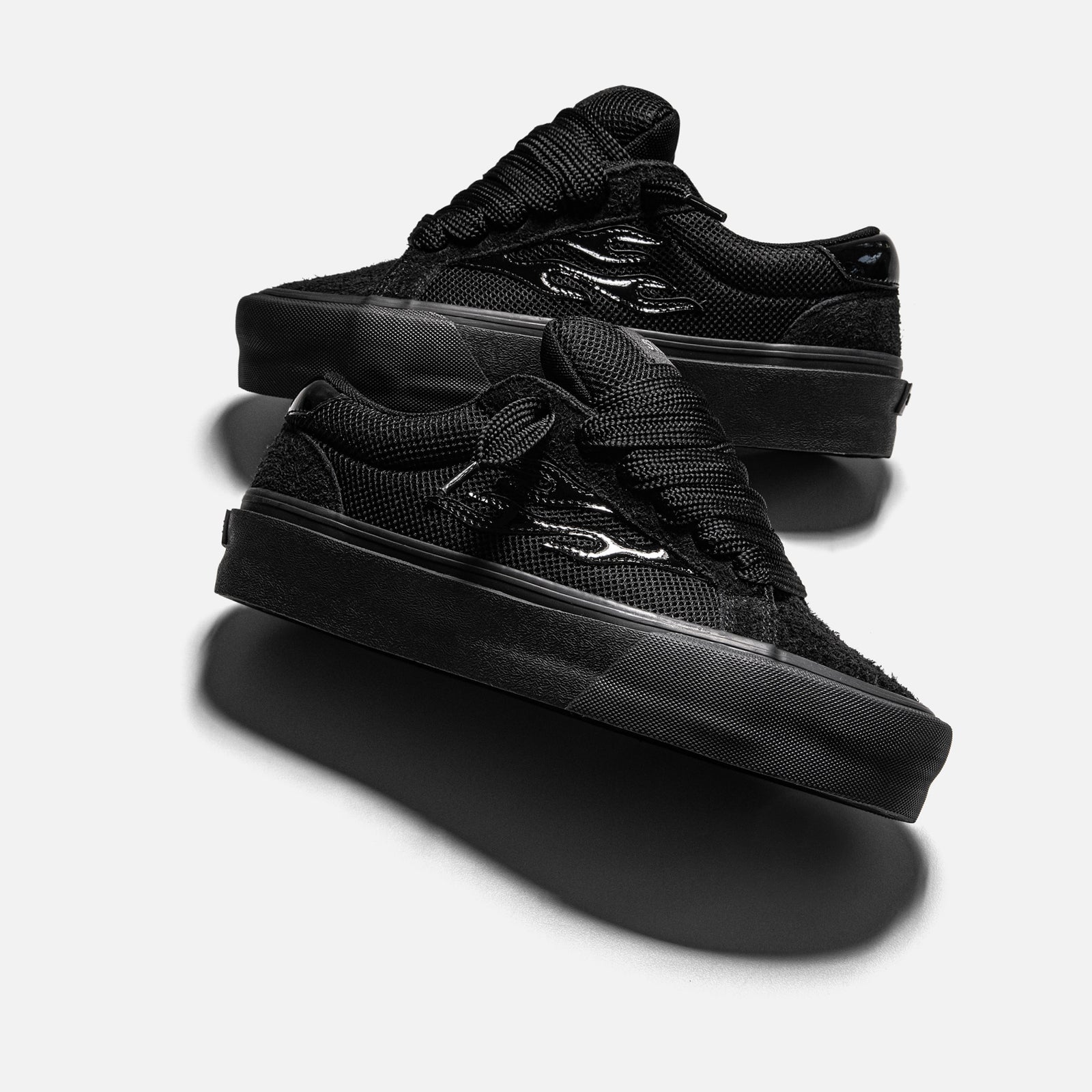 STRAYE Logan Stomper Stealth – side view low-top platform sneaker